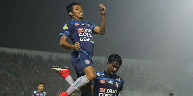 Pemain Arema FC, Dendi Sandoso (kiri), saat melawan Semen Padang di Stadion Kanjuruhan, Kabupaten Malang, Sabtu (4/11/2017).