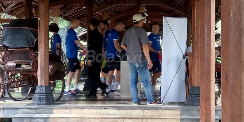 Para pemain timnas Islandia berkumpul untuk melakukan kegiatan pemotretan pada salah satu ruang hotel tempat mereka menginap di Yogyakarta, Senin (8/1/2018). 