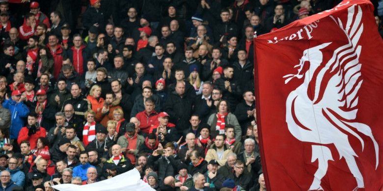 Suporter Liverpool FC ketika sedang menanti kick-off partai Liga Inggris lawan Burnley di Anfield, Liverpool, 12 Maret 2017.