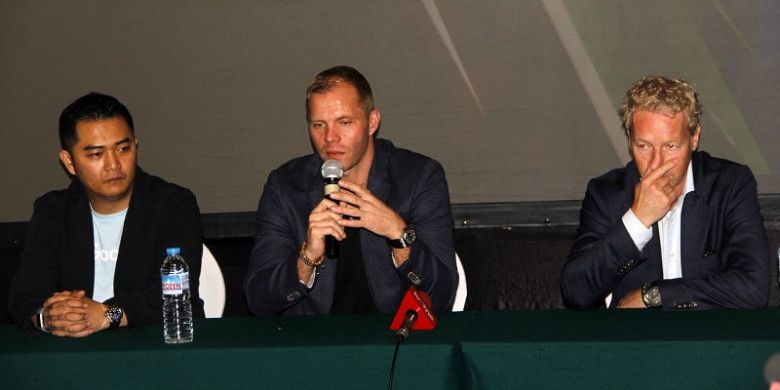 Legenda timnas Islandia, Eidur Gudjohnsen (tengah), dalam konferensi pers bersama PSSI dan Mediapro, di Yogyakarta, Rabu (10/1/2018), sore.