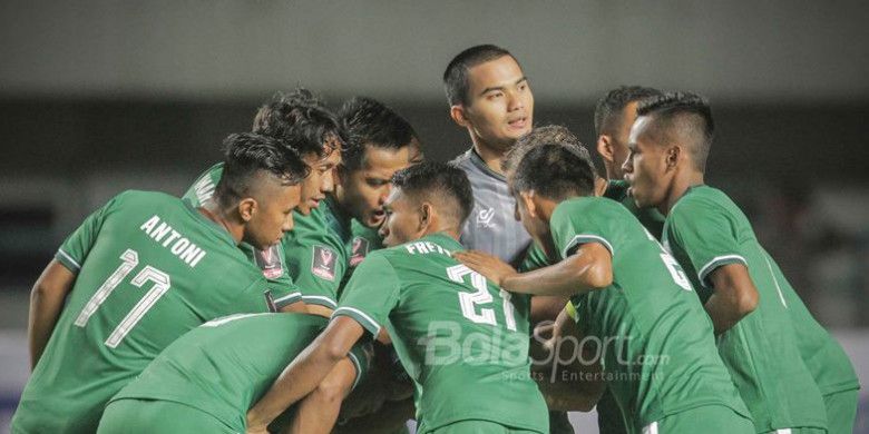 Para pemain PSMS Medan sebelum memulai laga babak kedua kontra PSM Makassar pada laga Grup A Piala Presiden 2018 di Stadion GBLA, Kota Bandung, Selasa (16/1/2018).