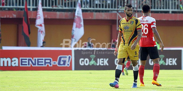 Ekspresi penyerang Mitar Kukar, Marclei Santos, saat tampil melawan Madura United dalam pekan Ketiga Liga 1 di Stadion Gelora Ratu Pamellingan Pamekasan, Jawa Timur, Jumat (28/04/2017) sore.