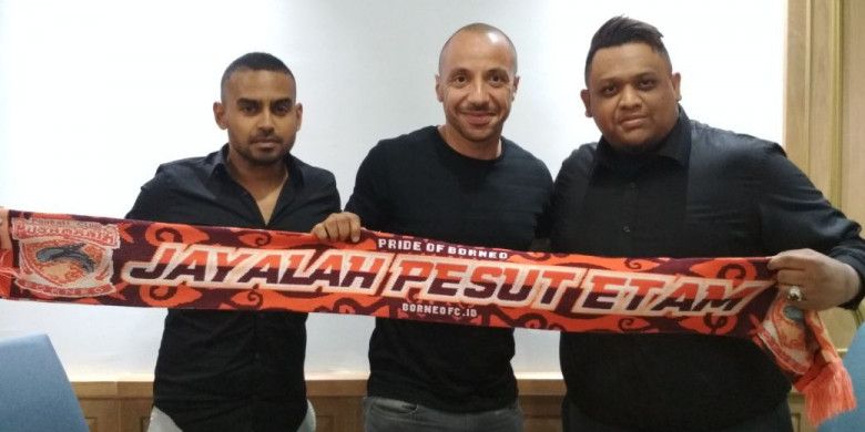 Pemain anyar Borneo FC, Julien Faubert (tengah), berpose bersama sang agen, Alisteer Veerasamy (kiri), dan Presiden Borneo FC, Nabil Husein, di Menara Office 8 Gandaria City, Jakarta, Kamis (18/1/2018).