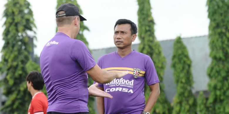 Pelatih kepala Bali United, Widodo Cahyono Putro (kanan) berdiskusi dengan Hans Peter Schaller, salah satu staf pelatihnya saat memantau latihan Bali United di Lapangan Banteng, Seminyak, Rabu (3/1/2018).
