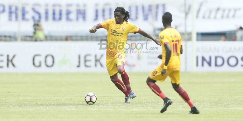 Bek Sriwijaya FC, Bio Paulin dalam pertandingan perdana Grup A Piala Presiden 2018 di Stadion Gelora Bandung Lautan Api, Bandung, Selasa (16/1/2018). 