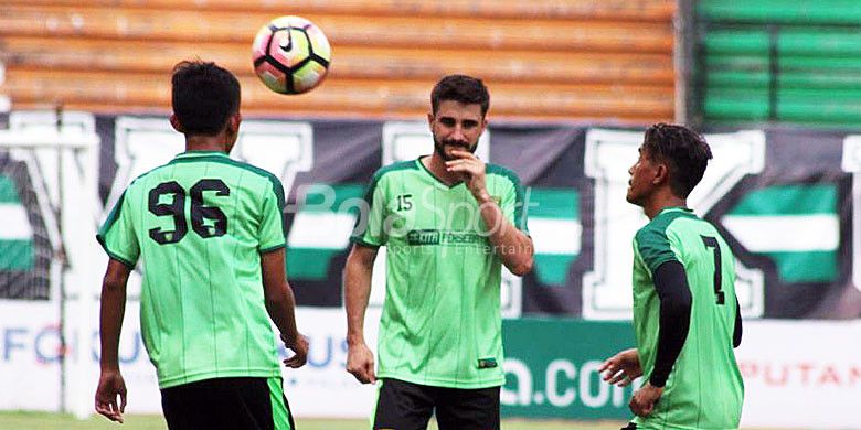 Pemain asal Argentina, Robertino Pugliara (tengah) saat melakukan game ringan di Jedah babak pertama saat Persebaya kontra Perseru Serui lalu.