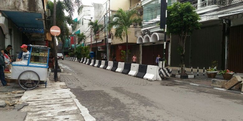Puluhan beton pembatas atau movable concrete barrier (MCB) dipasang Sudinhub Jakpus di depan beberapa toko di Pasar Baru, Jakarta Pusat, Kamis (25/1/2018). MCB itu dipasang agar motor tak lagi parkir di depan toko.