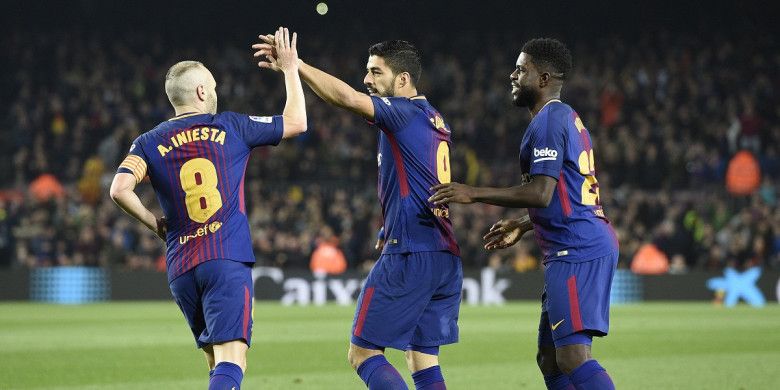 Striker FC Barcelona, Luis Suarez (tengah), merayakan golnya bersama Samuel Umtiti (kanan) dan Andres Iniesta dalam laga leg kedua perempat final Copa del Rey kontra Espanyol di Stadion Camp Nou, Barcelona, pada 25 Januari 2018.