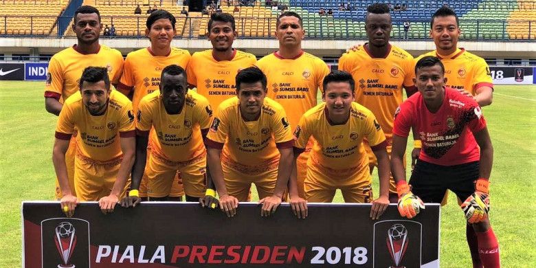 Skuad Sriwijaya FC saat sesi foto sebelum laga melawan PSMS Medan di Stadion Gelora Bandung Lautan Api, Bandung, Jumat (26/1/2017)