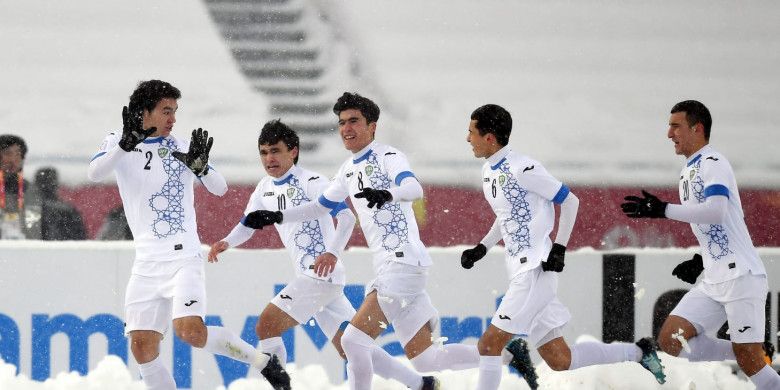 Selebrasi para pemain timnas U-23 Uzbekistan seusai mencetak gol pertama mereka ke gawang timnas U-23 Vietnam pada final Piala Asia U-23 2018 di Changzhou Olympic Sports Centre, Changzhou, China, Sabtu (27/1/2018).