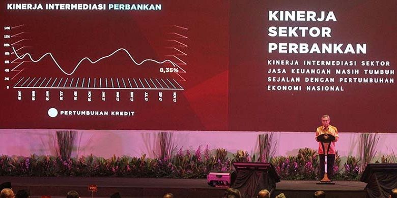 Ketua Ketua Dewan Komisioner Wimboh Santoso menyampaikan laporan pertumbuhan ekonomi tahun 2017 di hadapan Presiden Joko Widodo dan undangan pada Pertemuan Tahunan Industri Jasa Keuangan di Hotel Ritz Carlton, Pacific Place, Jakarta, Kamis (18/1/2018).