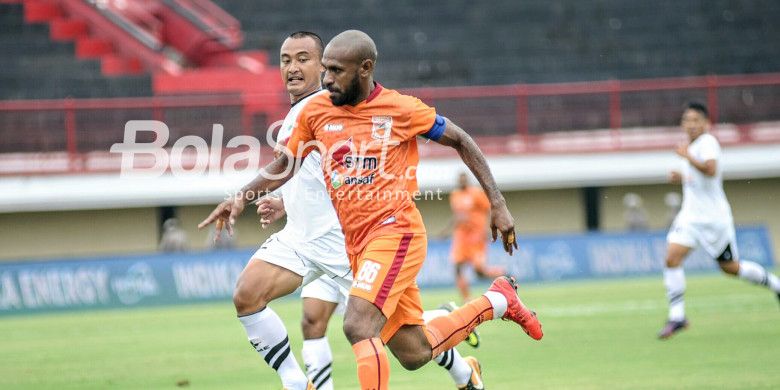 Aksi penyerang Borneo FC, Boaz Solossa, pada pertandingan Grup D Piala Presiden 2018 melawan PSPS Riau di Stadion Kapten I Wayan Dipta, Gianyar, Senin (29/1/2018). 