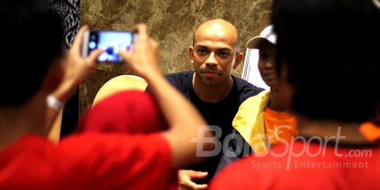 Pemain Persija Jakarta, Ivan Carlos menemui Jakmania yang sudah menunggu di Hotel Aston Solo usai laga kontra Mitra Kukar, Minggu (4/2/2018).