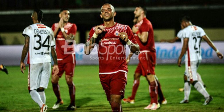 Selebrasi penyerang Persija Jakarta, Ivan Carlos usai membobol gawang Bali United, pada laga terakhir fase Grup D Piala Presiden 2018, di Stadion Kapten I Wayan Dipta, Senin (29/1/2018).