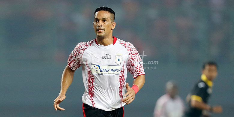 Aksi penyerang Persipura Jayapura, Addison Alves, saat tampil melawan Persija Jakarta dalam laga lanjutan Liga 1 di Stadion Patriot, Bekasi, 8 Juli 2017.