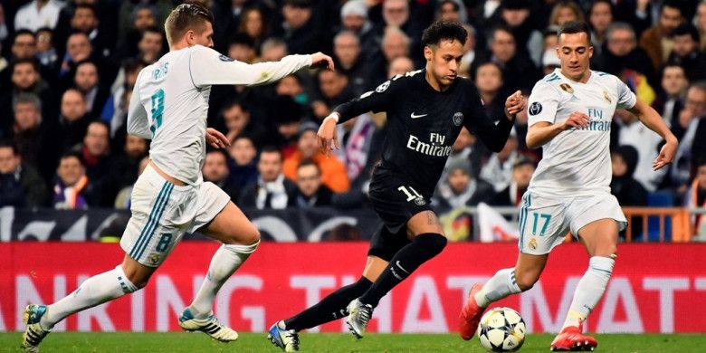 Penyerang Paris Saint-Germain, Neymar (tengah), beraksi dalam laga leg pertama babak 16 besar Liga Champions kontra Real Madrid di Stadion Santiago Bernabeu, Madrid, Spanyol, pada 14 Februari 2018.