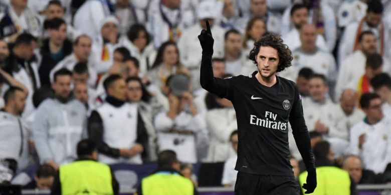 Gelandang Paris Saint-Germain, Adrien Rabiot, merayakan gol yang dia cetak ke gawang Real Madrid dalam laga leg pertama babak 16 besar Liga Champions di Stadion Santiago Bernabeu, Madrid, Spanyol, pada 14 Februari 2018.