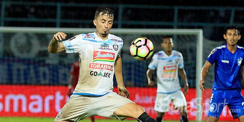 Aksi gelandang Arema FC, Rodrigo Ost dos Santos, saat tampil melawan PSIS Semarang dalam laga lanjuta Grup E Piala Presiden 2018 di Stadion Kanjuruhan, Malang, Kamis (25/1/2018).