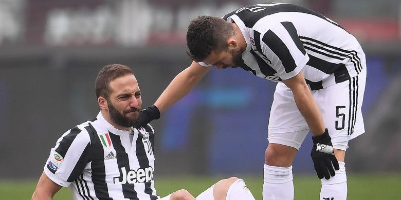 Striker Juventus, Gonzalo Higuain (kiri), mengalami cedera dalam pertandingan melawan Torino pada pekan ke-25 Liga Italia, Minggu (18/2/2018) di Stadion Olimpiade Turin.