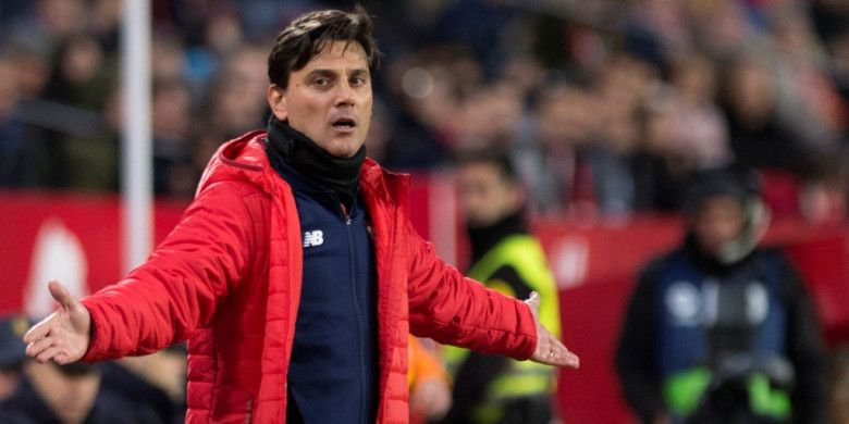 Reaksi pelatih Sevilla, Vincenzo Montella, dalam partai Liga Spanyol lawan Barcelona di Camp Nou, 28 Januari 2018.