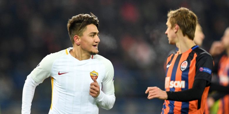 Gelandang AS Roma, Cengiz Under, merayakan gol yang dia cetak ke gawang Shakhtar Donetsk dalam laga leg pertama babak 16 besar Liga Champions di OSK Metalist Stadion, Kharkiv, Ukraina, pada 21 Februari 2018.