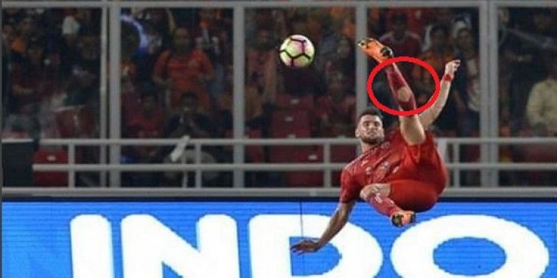 Kaos kaki sebelah kiri Marko Simic terlihat bolong.