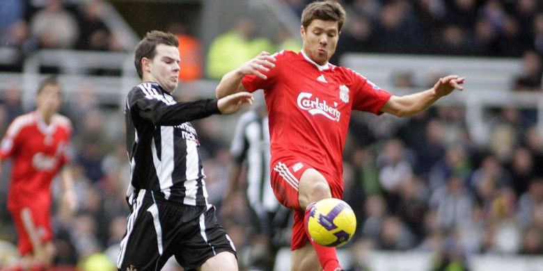 Gelandang Newcastle United, Danny Guthrie, berduel lawan pemain Liverpool, Xabi Alonso, pada laga Liga Inggris di St James Park, Newcastle, 28 Desember 2008.