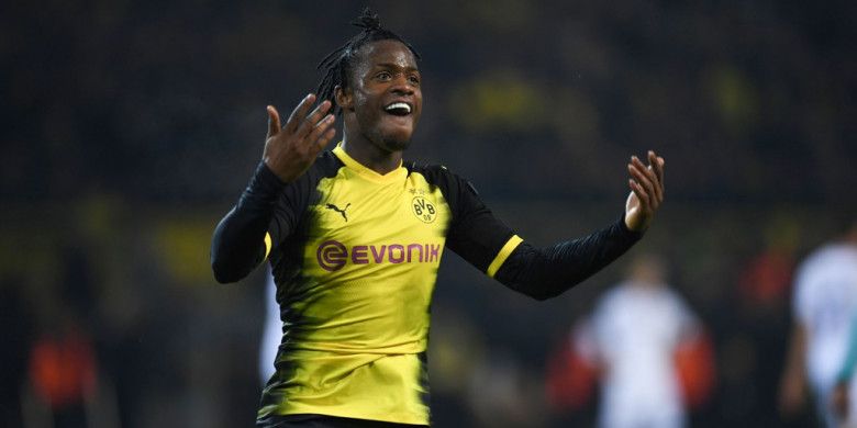 Striker Borussia Dortmund, Michy Batshuayi, merayakan golnya ke gawang Atalanta dalam laga leg pertama babak 32 besar Liga Europa di Stadion Signal Iduna Park, Dortmund, Jerman, pada 15 Februari 2018.