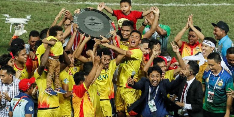 Para pemain Bhayangkara FC mengangkat trofi juara Liga 1 musim 2017 setelah mereka kalah dari Persija pada laga pekan pamungkas di Stadion Patriot, Kota Bekasi, Minggu (12/11/2017) malam.