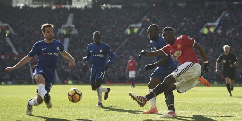Pemain Manchester United, Paul Pogba, beraksi pada laga Liga Inggris kontra Chelsea di Stadion Old Trafford, Minggu (25/2/2018).