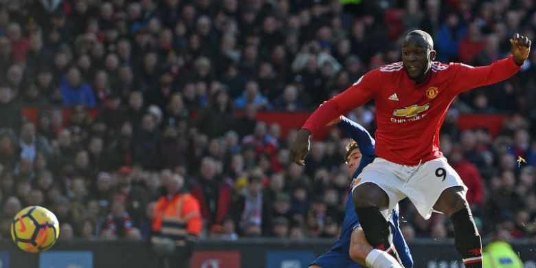 Aksi striker Manchester United, Romelu Lukaku, dalam pertandingan melawan Chelsea pada Minggu (25/2/2018). Di hadapan publik Old Trafford, Lukaku berhasil cetak satu gol pada menit ke-43.