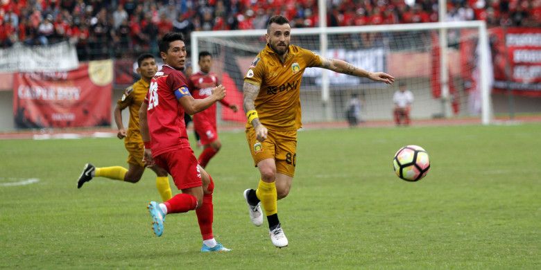 Pemain Bhayangkara FC, Paulo Sergio saat laga uji coba lawan Persis Solo di Stadion Manahan, Solo, Minggu (25/2/2018).