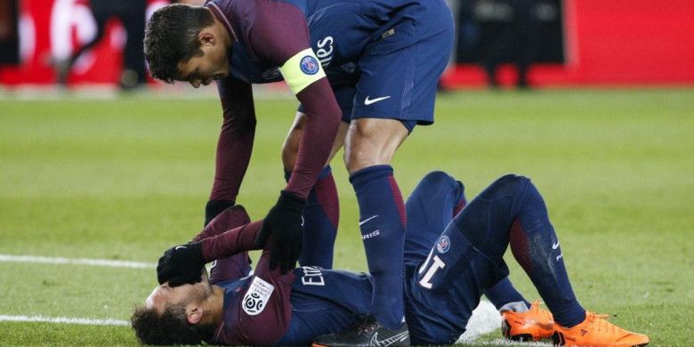 Bintang Paris Saint-Germain Neymar terkapar dalam partai Liga Perancis dan coba dibangunkan oleh Thiago Silva saat melawan Marseille di Stadion Parc des Princes, Paris, 25 Februari 2018.