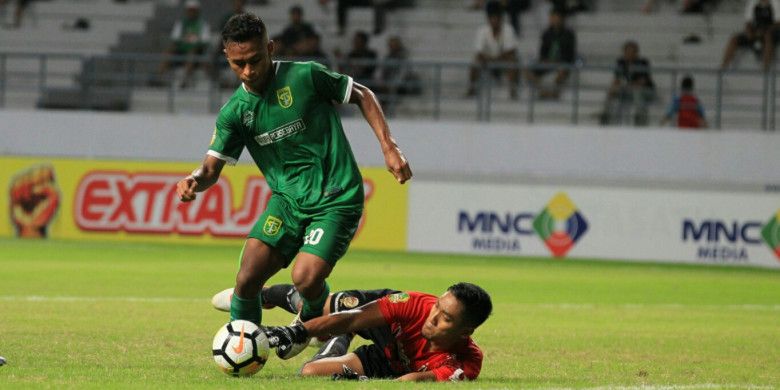 Winger Persebaya, Osvaldo Haay (kiri) merebut bola dari kiper Sriwijaya FC, Sandi Firmansyah pada laga pamungkas Grup B Piala Gubernur Kaltim 2018 di Stadion Batakan, Balikpapan, Rabu (28/2/2018) malam.
