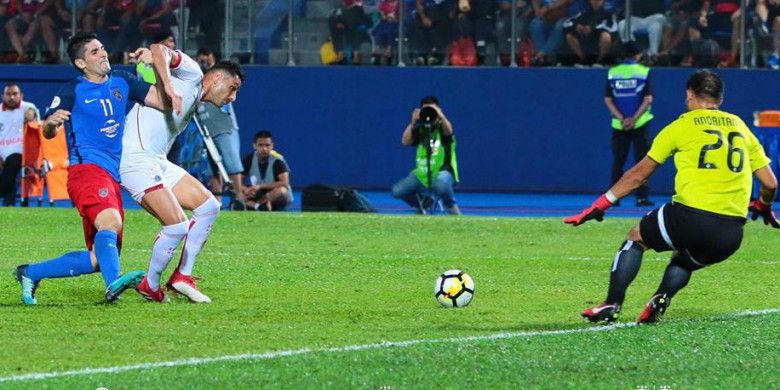 Bek Persija, Jaimerson da Silva mencoba menghadang gerakan pemain Johor Darul Takzim, Jorge Pereyra Diaz, yang merangsek ke arah kiper Andritany Ardhiyasa pada laga Grup H Piala AFC 2017 di Stadion Larkin, Johor Bahru, Rabu (14/2/2018) malam. 