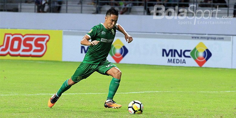 Aksi bek Persebaya Surabaya, Arthur Irawan, saat tampil melawan Madura United pada babak penyisihan Grup B Piala Gubernur Kaltim 2018 di Stadion Batakan Balikpapan, Kalimantan Timur Sabtu (24/02/2018) malam.
