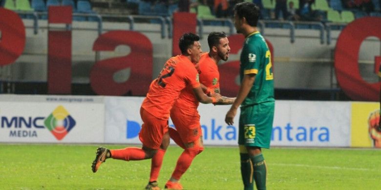 Penyerang Borneo FC, Marlon da Silva, merayakan golnya setelah membobol gawang Sriwijaya FC dalam laga semifinal Piala Gubernur Kaltim 2018, Jumat (2/3/2018).