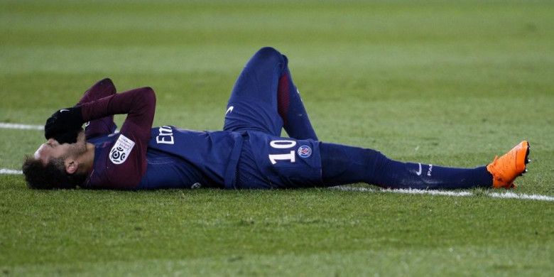 Bintang Paris Saint-Germain Neymar terkapar dalam partai Liga Prancis melawan Marseille di Stadion Parc des Princes, Paris, 25 Februari 2018.