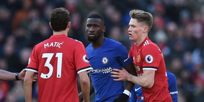 Gelandang Manchester United, Nemanja Matic (kiri), berbicara dengan bek Chelsea, Antonio Ruediger, dalam laga Liga Inggris di Stadion Old Trafford, Manchester, pada 25 Februari 2018.