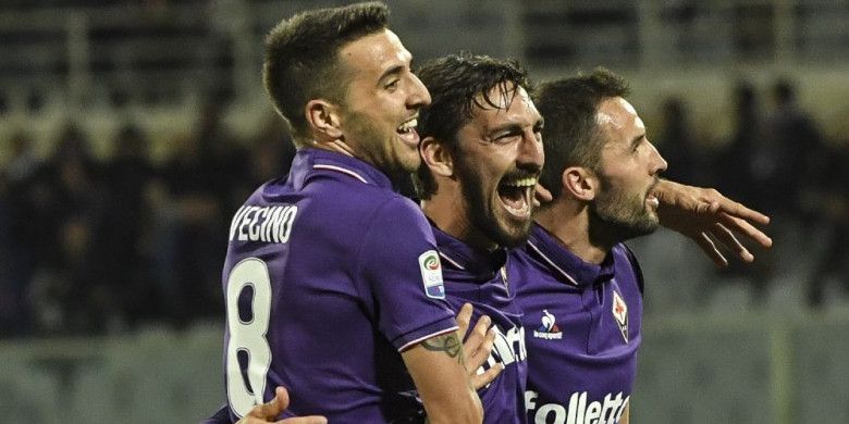 Bek Fiorentina, Davide Astori, merayakan gol bersama rekan-rekan setimnya pada laga Liga Italia kontra Inter Milan pada 22 April 2017 di Stadion Artemio Franchi. Astori ditemukan meninggal dunia pada Minggu (4/3/2018).
