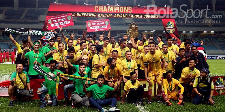 Pemain Sriwijaya FC merayakan sukses menjuarai Piala Gubernur Kaltim 2018 setelah mengalahkan Arema FC pada partai final di Stadion Palaran Samarinda, Kalimantan Timur, Minggu (04/03/2018) malam.