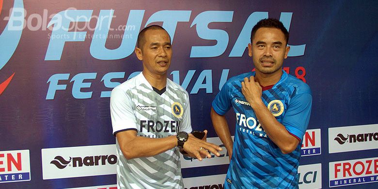 Legenda sepak bola Indonesia, Kurniawan Dwi Yulianto (kiri) dan Ponaryo Astaman, yang berduet melatih Borneo FC di Piala Presiden 2018.