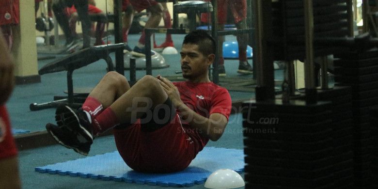 Penyerang Persija, Bambang Pamungkas, tengah mengikuti sesi latihan kebugaran Macan Kemayoran di sesi latihan kebugaran tim di Executive Club Persada, Halim, Jakarta, Kamis (22/2/2018).