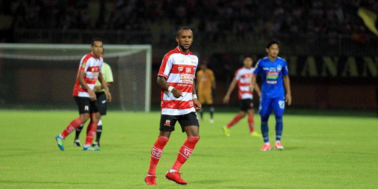 Zah Rahan Krangar saat memperkuat Madura United dalam laga uji coba kontra PSIS Semarang di Stadion Gelora Ratu Pamelingan, Madura, Senin (11/03/2018).