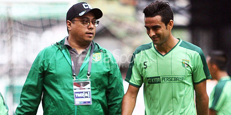 Manajer Persebaya, Chairul Basalamah (kiri), berbicara dengan pemainnya, Otavio Dutra.