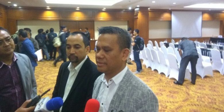 CEO dan Dirut PT LIB, Risha Adi Wijaya (kiri) dan Berlinton Siahaan, menjawab pertanyaan wartawan seusai menggelar Manager Meeting, di Hotel Sultan, Jakarta, Kamis (15/3/2018).