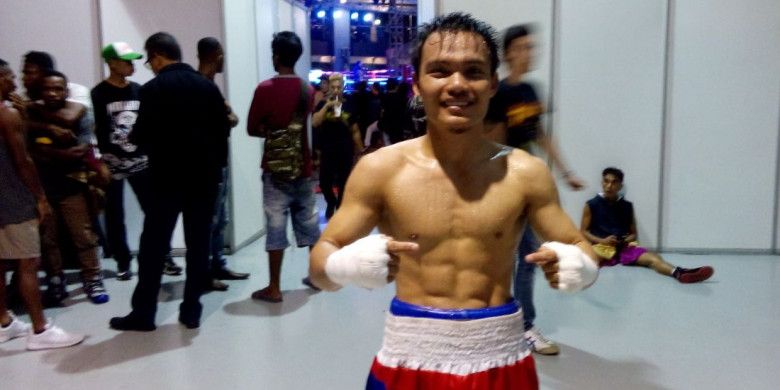 Petinju Hisar Mawan seusai memenangi pertarungan dengan Frengki Rohi dalam Mahkota Boxing Super Series 2018 di Cilandak Town Square, Jakarta Selatan, Sabtu (10/3/2018)