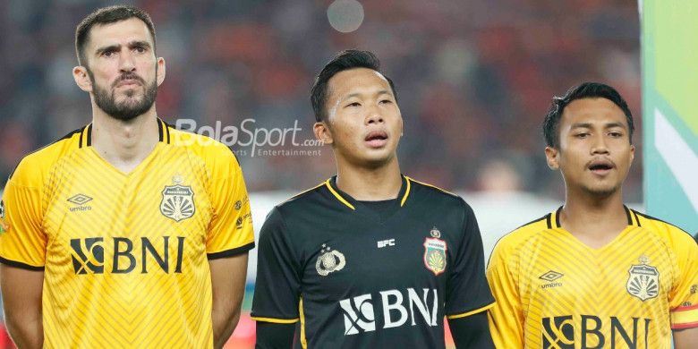 Bek Bhayangkara FC, Vladimir Vujovic, bersama kiper Awan Setho, dan Muhamad Hargianto, berpose jelang laga pembuka Liga 1 2018 kontra Persija Jakarta di Stadion Utama GBK pada Jumat (23/3/2018).