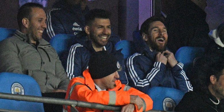 Pemain Argentina, Lionel Messi (ketiga dari kiri) dan Sergio Aguero, menonton rekan-rekannya bertarung dalam laga persahabatan kontra Italia di Stadion Etihad, Manchester, Inggris, pada 23 Maret 2018.