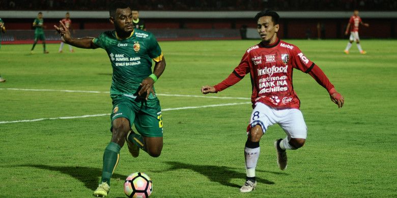 Gelandang Bali United, M Taufiq (kanan) mencoba menghalangi laju bek Sriwijaya FC, Markho Sandy Merauje pada semifinal leg kedua Piala Presiden 2018 di Stadion Kapten I Wayan Dipta, Gianyar, Rabu (14/2/2018) malam. 